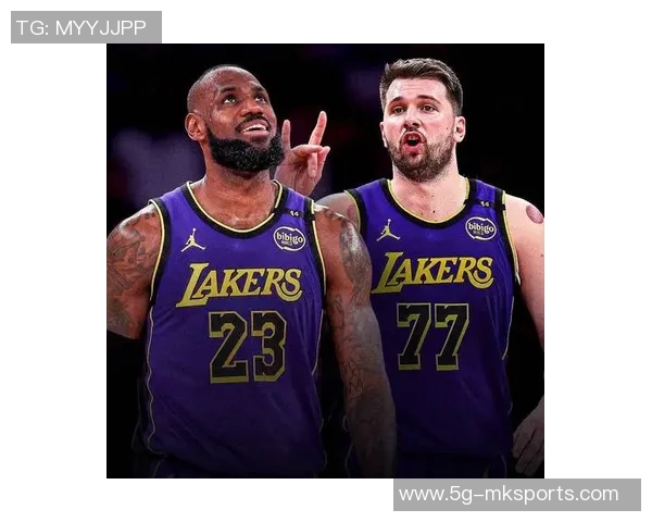 身穿湖人球衣的男孩与独行侠老板同坐一席再现昔日竖中指事件