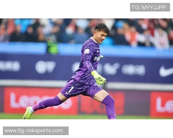 李昊有望在国足中崭露头角二门位置稳固一两年后或成一门主力 李昊有望在国足中崭露头角二门位置稳固一两年后或成一门主力